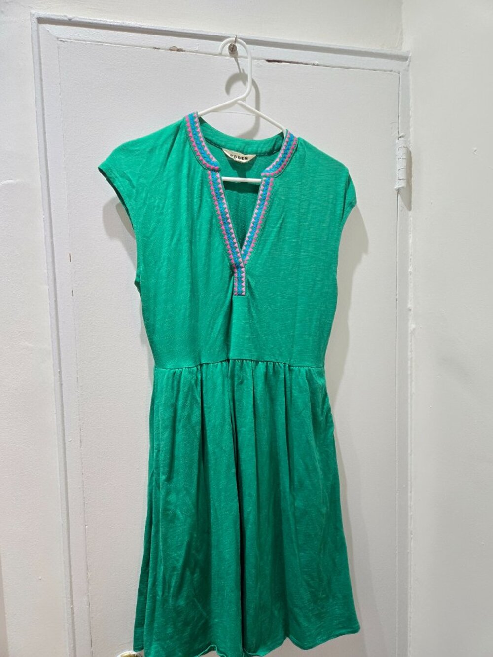 Boden: Chloe Embroidered Short Dress in Rich Emerald - Picture 4 of 7